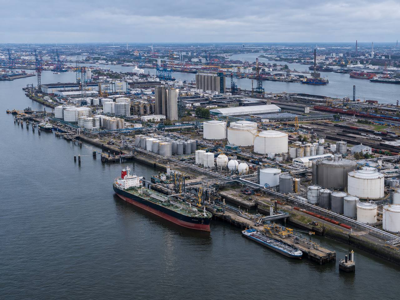 SourceLink Terminals Hamburg terminal in Germany with storage tanks and rail connection